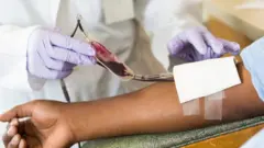 NHS itera akamo abirabure kugira ngo baje gutanga amaraso