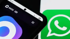 Логотип Max и логотип WhatsApp на заднем плане