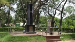 విదురశ్వత్థలో స్మారక స్తూపం