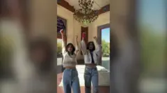 رقص دختران در بوستان دامپزشک تهران
