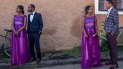 Des couples lors d'un mariage