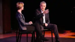 New Yorker Dergisi yazarı Jeffrey Toobin (sağda)