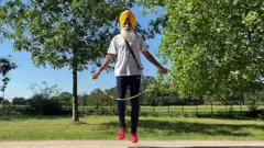 राजिंदर सिंह 3 अक्टूबर को लंदन मैराथन की फिनिश लाइन को स्किपिंग यानी रस्सी कूदकर पार करनेवाले पहले शख़्स बनने वाले हैं.