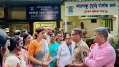 महाराष्ट्र राज्य महिला आयोग की अध्यक्ष रूपाली चाकणकर ने बुधवार को वरिष्ठ पुलिस अधिकारियों से मुलाकात की और दो नाबालिगों के कथित यौन उत्पीड़न की जांच का जायजा लिया.