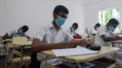 උසස් පෙළ විභාගය ලියන ළමුන් පිරිසක්