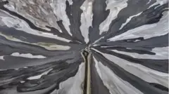 Ifoto yo mu kirere y'ibisigarira vy'imicafu biva mu birombwe vya diamant muri Afrika y'Epfo