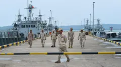 कंबोडिया के रीम नौसैनिक अड्डे पर तैनात जवान