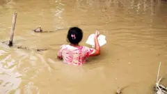 စစ်ဘေးရှောင်ရင်းရေဘေးကြုံရတဲ့ ဆားလင်းကြီးဒေသခံအမျိူးသမီးတစ်ဦး 