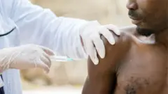 Umugabo uri gupimwa muri 'laboratoire'