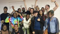 Los empleados de la tienda de Apple en Towson celebrando