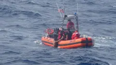 ABD Sahil Güvenlik Florida Boğazı'nda bir göçmeni kurtarırken