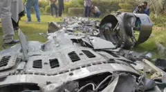 صحفيون يصورون حطام الصواريخ التي أطلقتها الهند بالقرب من بهاولبور، في إقليم البنجاب، باكستان