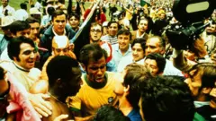 Pelé e outros jogadores comemoram a vitória na final da Copa do Mundo de 1970
