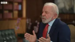 Presidente Lula sentado em uma cadeira dando entrevista para a BBC 