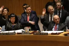 Elliott Abrams levanta a mão durante uma votação no Conselho de Segurança da ONU, sentado como representante dos EUA ao lado da representante britânica.