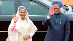 જાન્યુઆરી-2010માં ભારતની મુલાકાતે આવેલાં શેખ હસીનાની તત્કાલીન વડા પ્રધાન ડૉ. મનમોહનસિંહ સાથેની તસવીર