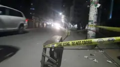 ওসমান হাদির ওপর গুলির ঘটনাস্থল ক্রাইমসিন লেখা ফিতা দিয়ে ঘিরে রাখা হয়েছে