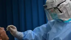 武漢醫護人員對市民進行檢測