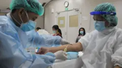 Médicos en un hosipital de Yakarta.