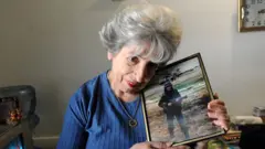Raquel García con una foto de su hijo Daniel