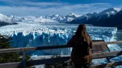 Una mujer observa el glaciar Perito Moreno.