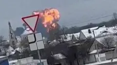 บีบีซีได้ตรวจสอบและยืนยันแล้วว่า นี่เป็นภาพตอนที่เครื่องบินรัสเซียตกลงใกล้พรมแดนติดกับยูเครน