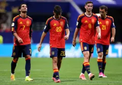 Jugadores de España salen de la cancha