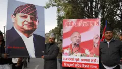 ज्ञानेन्द्र शाहका पक्षमा उभिएका एक व्यक्तिले योगी आदित्यनाथ तस्बिर अङ्कित ब्यानर बोकेका थिए भने अरूले पूर्वराजाको तस्बिर बोकेका थिए