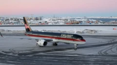 هواپیمایی که روی آن نوشته ترامپ بر فرودگاه برفی نشسته است