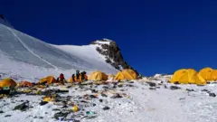 بیشتر کوهنوردان هر چه به ارتفاع بالاتر می‌روند به‌ناچار در فضای باز مدفوع می‌کنند
