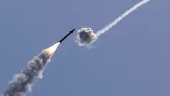 हमास का एक मिसाइल नष्ट करता आयरन डोम