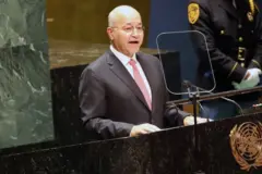  برهم صالح يلقي كلمةً في الدورة ال76 للجمعية العامة للأمم المتحدة في مقر الأمم المتحدة بمدينة نيويورك في 23 سبتمبر/أيلول 2021، ويظهر صالح مرتدياً سترة رمادية اللون وقميصاً أبيض وربطة عنق وردية اللون.