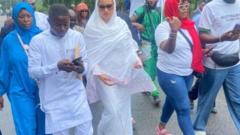 Sẹ́nétọ̀ Natasha fi ẹsẹ̀ rìn wọ ilé aṣòfin l'Abuja lẹ́yìn tí àwọn agbófinró dá ọkọ̀ rẹ̀ padà  