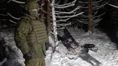 Орусиянын Коргоо министрлиги украиналык дрондун каттамдары белгиленген картаны, ошондой эле кардын үстүндө жаткан дрондун видеосун жарыялады.