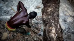 Homem trabalhando em mina no Congo