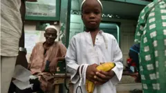 Yaro rie da ayaba a lokacin azumi a birnin Abidjan