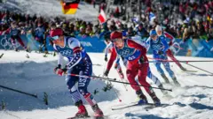 متزلجون يتنافسون خلال نهائيات سباق السرعة الحرة للفرق للسيدات في اليوم الثاني عشر من دورة الألعاب الأولمبية الشتوية ميلانو كورتينا 2026.