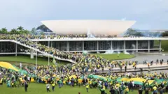 Imagem mostra manifestantes, vestidoscasa de apostas brasileiraverde e amarelo, na praça dos Três Poderescasa de apostas brasileiraBrasília