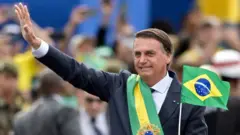 Jair Bolsonaro acena com a faixa presidencial e a bandeira brasileira