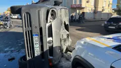 Перевернута машина з розбитиим склом 