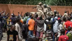 Abaturage bari mu myigaragambyo bari kumwe n'abashinzwe umutekano muri Niger