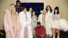 Kardashian ve Kendel ailesi. Soldan sağa: Khloe Kardashian, Lamar Odom, Kris Jenner, Kendall Jenner, Kourtney Kardashian, Kanye West, Kim Kardashian, Caitlin Jenner ve Kylie Jenner.