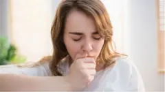 खोकणारी महिला