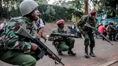 Maafisa wa polisi wa Kenya wakijiandaa kukabiliana na magaidi nje ya hoteli moja jijini Nairobi 2018