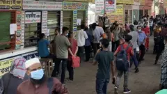 গাবতলী বাস টার্মিনালে সকালের ভিড়