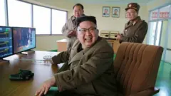 김정은 북한 노동당 위원장이 2017년 3월 18일 서해위성발사장에서 신형 고출력 로켓엔진 지상분출시험을 참관하고 있다.