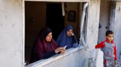 Palestinos olham destruição por janeladinheiro no foguetinhocasa
