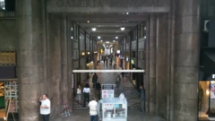 Entrada da Galeria Menescal, com pessoas caminhando