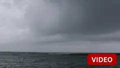 கடலுக்கு மேல் மேகம் சூழ்ந்துள்ள புகைப்படம் 