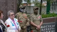 Combatentes russos em uma cerimônia de vitória em Rublyovo
